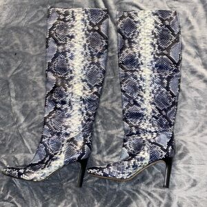 Marc Fisher Snakeskin High Heel Boots!! Navy blue and white sz 6M